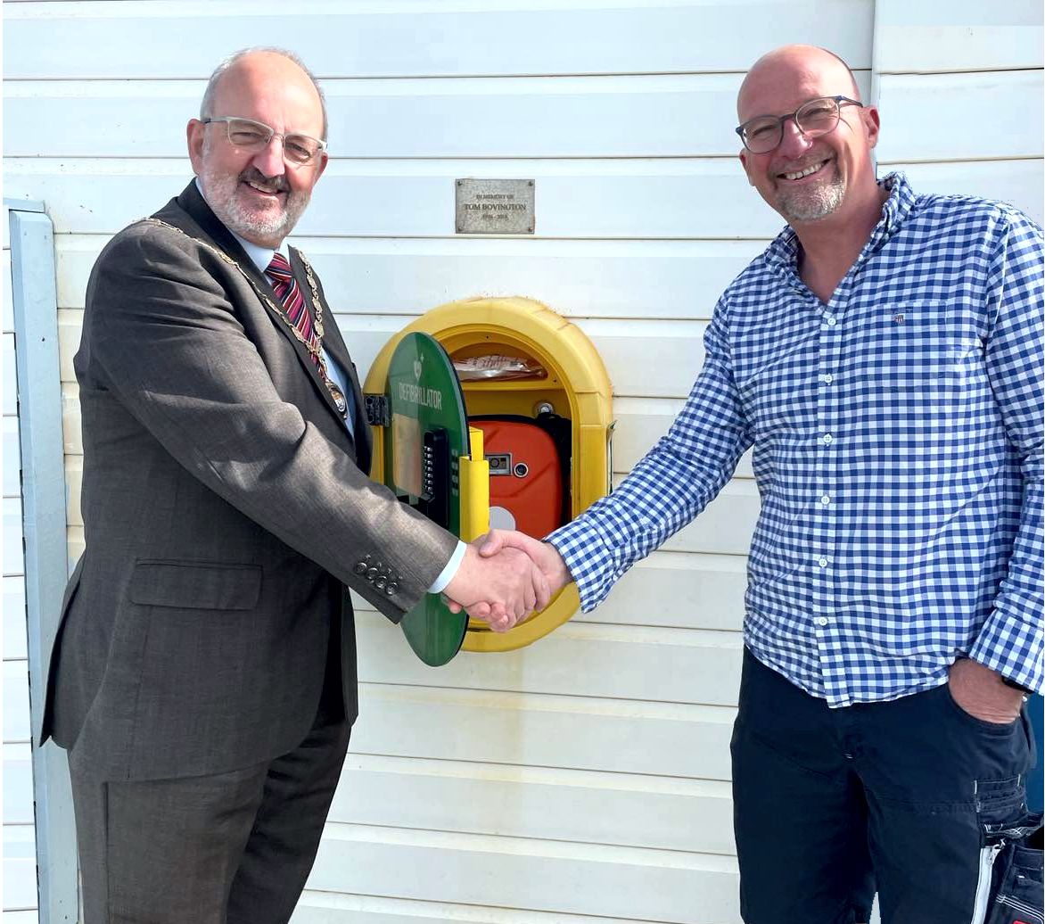 Mayor of Seaford congratulates Seaford Defib Guardian Greg Anderson